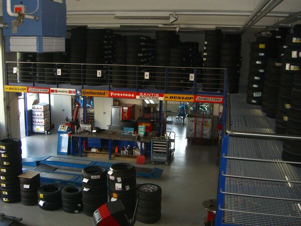 Grosses Reifensortiment in der Werkstatt